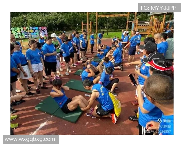 足球明星趣味抓鱼挑战视频展现运动员别样风采与自然亲密接触